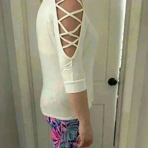 Molly & Isadora 1X off white top with sleeve cutouts Item# 3O